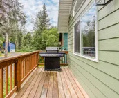 Friendly duplex with a deck, grill, & kitchen - walk to lifts