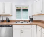 Friendly duplex with a deck, grill, & kitchen - walk to lifts