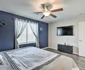 Cozy Townhome w/ Lake View ~ 10 Mi to Wichita