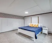 Modern Cozy Home 4 min Drive from Notre Dame