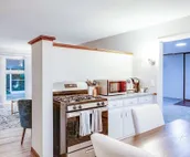 Modern Cozy Home 4 min Drive from Notre Dame