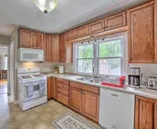 Pet-Friendly Lake Getaway: 1 Block to Beach!
