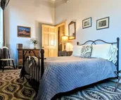 Historic Centralized Victorian Downtown Condo Close To All Tourist Attractions