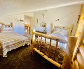 Beautiful Cabin! Fireplace, Deck, Pooltable!