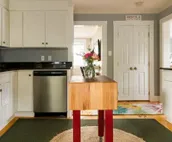 Located close to wedding venues, downtown shops and eateries.  Family friendly!