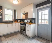 Cheerful 3 Bedroom / 2 Bathroom Bungalow w/ private Hot Tub + Private Deck/Patio