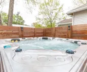 Cheerful 3 Bedroom / 2 Bathroom Bungalow w/ private Hot Tub + Private Deck/Patio