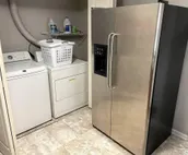 Apartment * Ideal for Downtown or Airport * Roomy