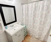 #SuiteDreamsLawrence - Historic Downtown Loft - sleeps up to 6!