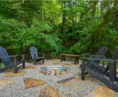 Creekside bungalow with a hot tub, walking distance to downtown Nashville