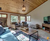 Timberline Treehouse Chalet w/new large hot tub