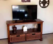 2 BR Comfy, Clean, Close to Airport.