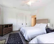 Center of Highlands! +2500 sq ft Awesome Location