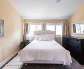 Center of Highlands! +2500 sq ft Awesome Location