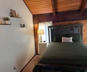 Cheerful private 4 bedroom lodge with hot tub
