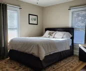 Lovely 2nd floor apartment & patio, walk downtown