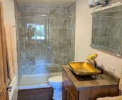 Bunkhouse West Suite -Newly renovated in Town
