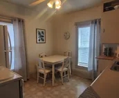 Lovely 2nd floor apartment & patio, walk downtown
