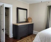 Lovely 2nd floor apartment & patio, walk downtown