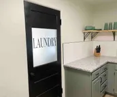 Boho Chic on Pine:2 King beds blocks from downtown