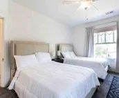 Center of Highlands! +2500 sq ft Awesome Location