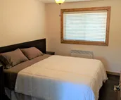 Bunkhouse West Suite -Newly renovated in Town