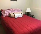 2 BR Comfy, Clean, Close to Airport.