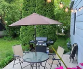 Lovely 2nd floor apartment & patio, walk downtown