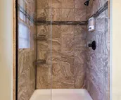 Center of Highlands! +2500 sq ft Awesome Location