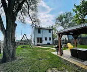 Cheerful 3 bedroom home with outdoor fireplace