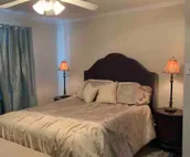 Sophisticated Home 
Art District 
4-5 Bedrooms
