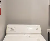 Upper Level Gorgeous Downtown Apt 2 bed/2bath