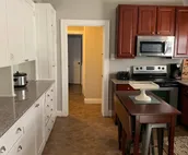 Sophisticated Home 
Art District 
4-5 Bedrooms