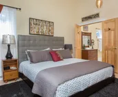 Bell In The Woods B&B / Mt. Marathon Suite (King)