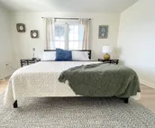 Boho Chic on Pine:2 King beds blocks from downtown