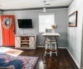 Centrally located cozy cottage, near KU campus