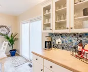 PRIVATE HOME WITH GRAND KITCHEN IN FORT WAYNE