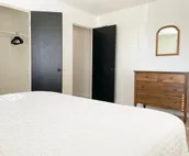 Boho Chic on Pine:2 King beds blocks from downtown