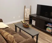 Upper Level Gorgeous Downtown Apt 2 bed/2bath
