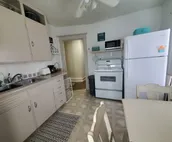 Lovely 2nd floor apartment & patio, walk downtown