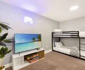 Old Town/Lincoln Park | Stunning Home | King Suite