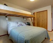 Timberline Treehouse Chalet w/new large hot tub