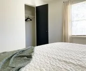 Boho Chic on Pine:2 King beds blocks from downtown