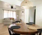 Boho Chic on Pine:2 King beds blocks from downtown