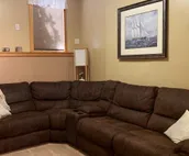 Spacious, 1 bed Apt w/ full kitchen w/ pvt patio