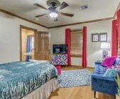 Charming, 4 Bed/3 Bath; 5 min walk to OU Stadium!