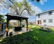 Cheerful 3 bedroom home with outdoor fireplace