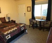 Mansion Motel - Rooms w/ One Queen Bed