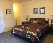 Mansion Motel - Rooms w/ One Queen Bed