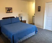 Mansion Motel - Rooms w/ One Queen Bed